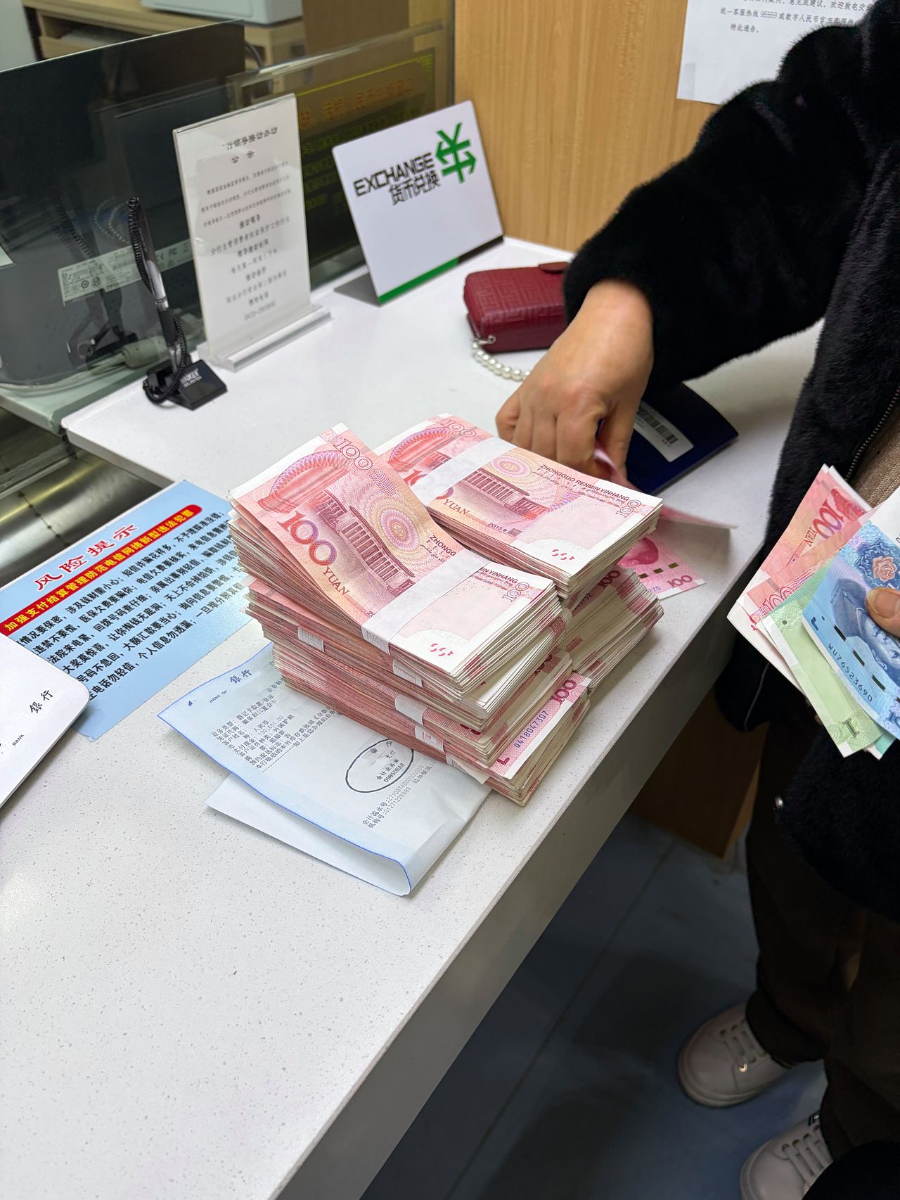 지난 17일 중국을 찾은 보이스피싱 피해자가 피해금을 환수하는 모습. [사진 강원경찰청]