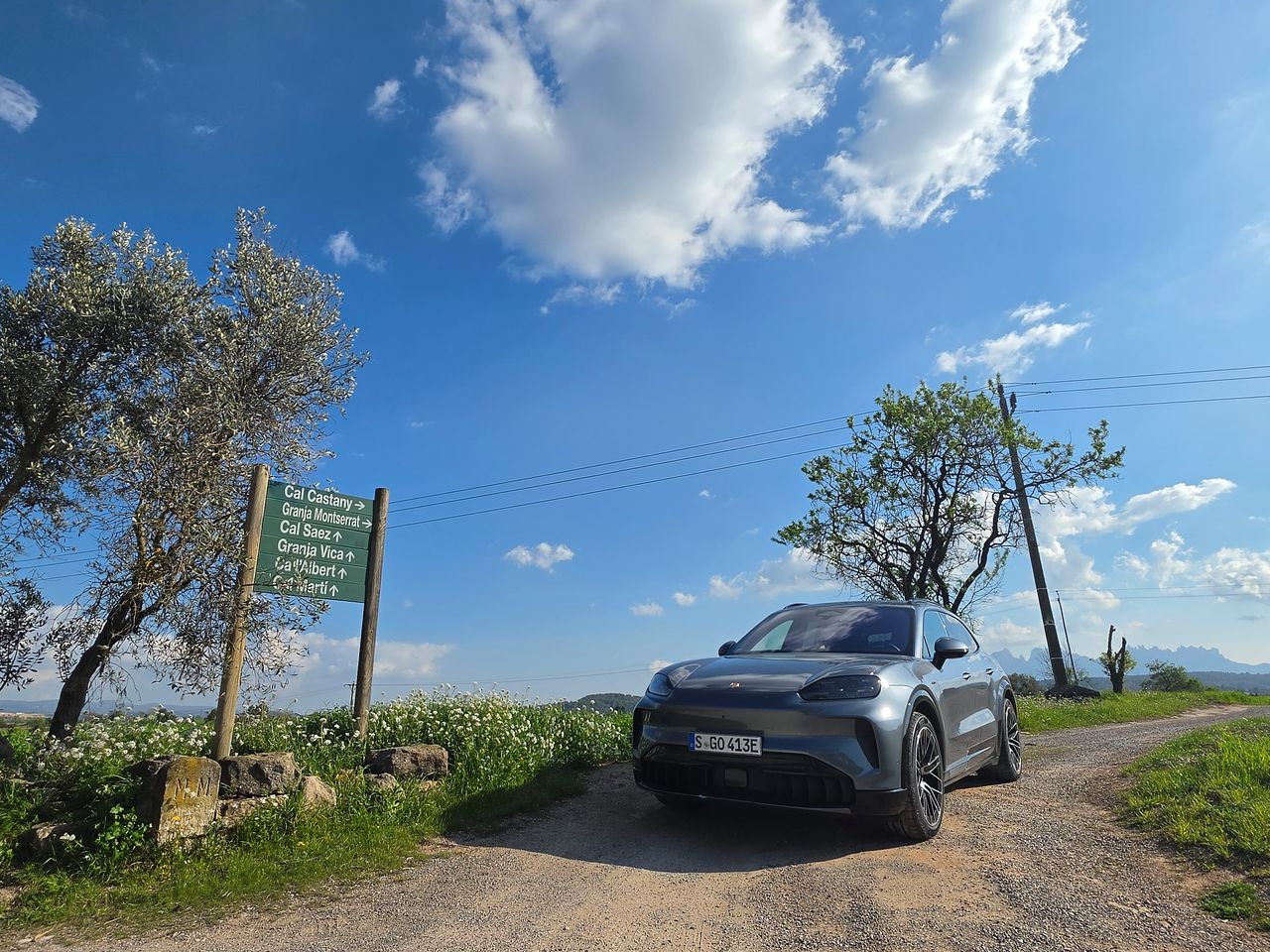 지난 22일(현지시간) 스페인 바르셀로나에서 약 130㎞ 떨어진 카탈루냐주(州) 지역에서 ‘카이엔 터보 일렉트릭’을 직접 몰아봤다. 카탈루냐=고석현 기자