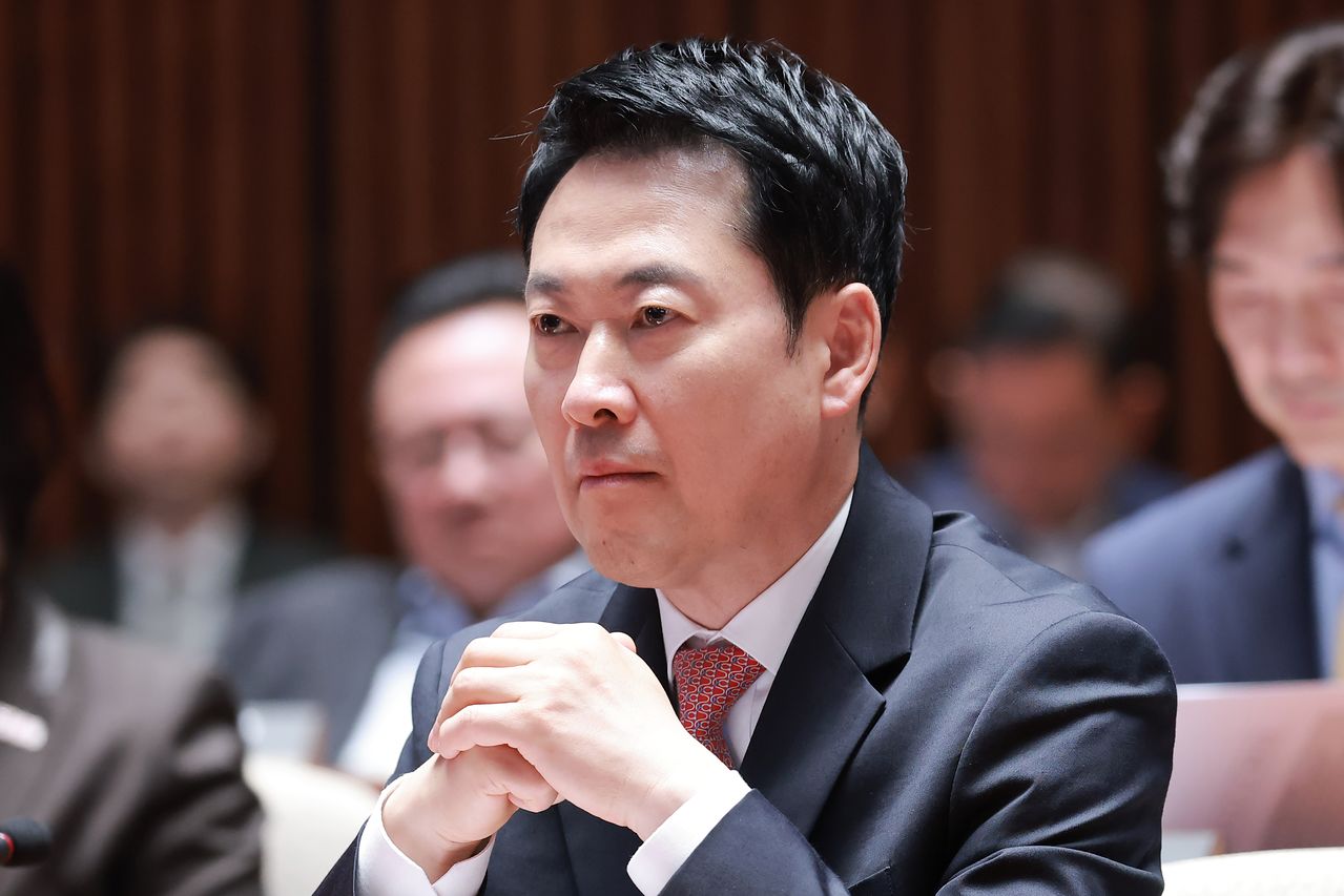 장동혁 국민의힘 대표가 31일 국회에서 열린 의원총회에 참석해 송언석 원내대표 발언을 듣고 있다. 연합뉴스