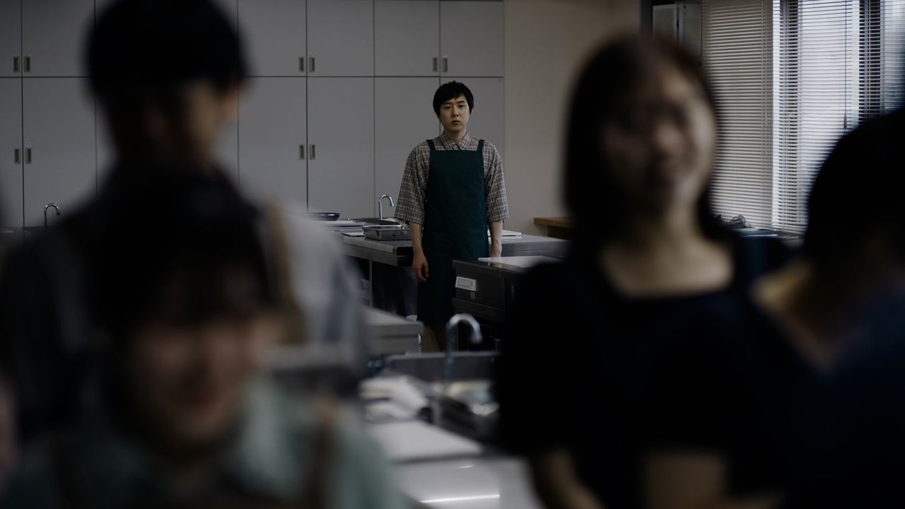 영화 ‘차임’의 요리강사 마쓰오카는 수강생의 극단적 행동 이후 내면에 균열이 가기 시작한다. [사진 디오시네마]