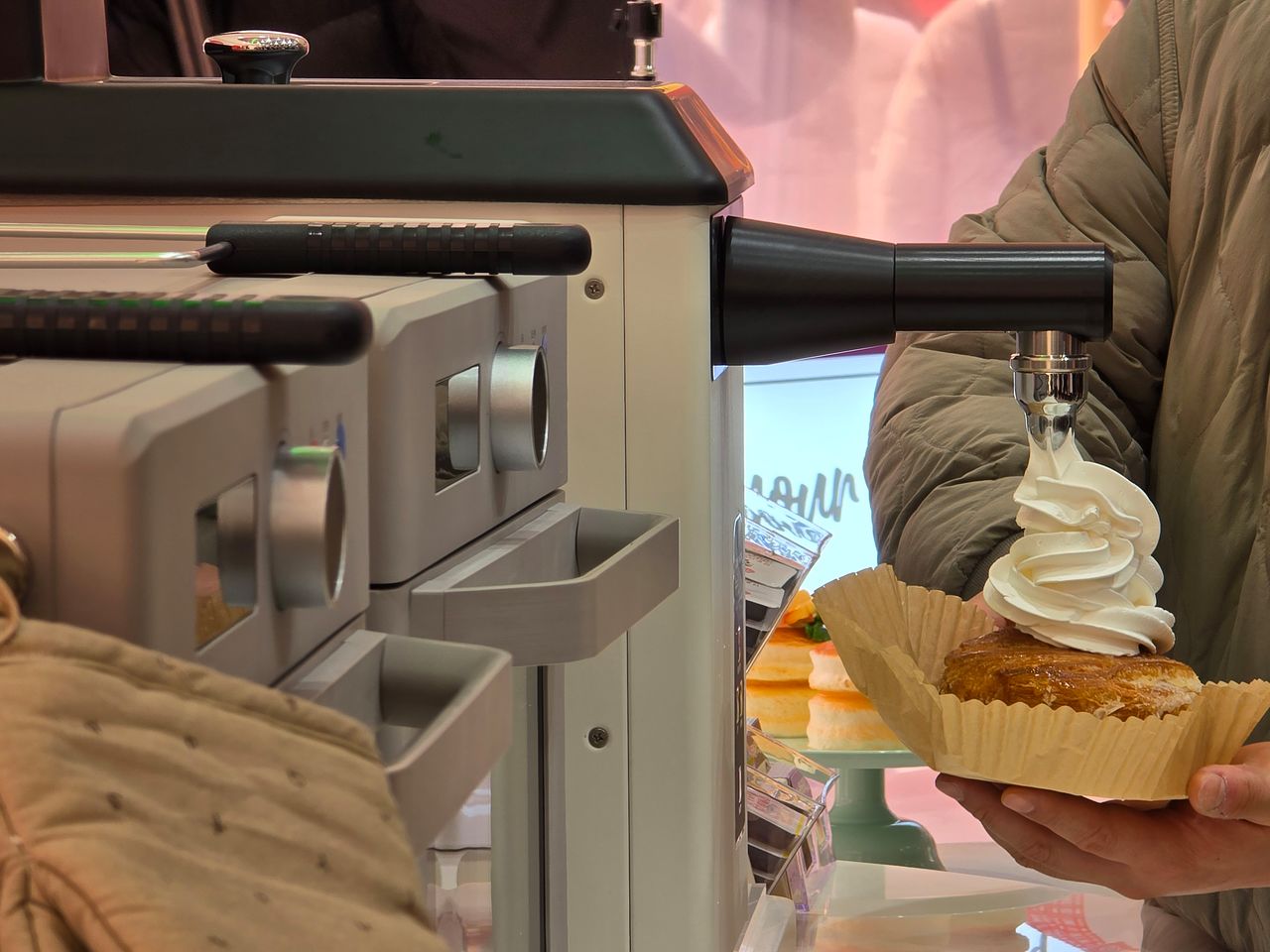 지난달 12일 서울 성동구 성수동에 위치한 CU 성수디저트파크점에서 휘핑크림 디스펜서가 작동하고 있다. 노유림 기자