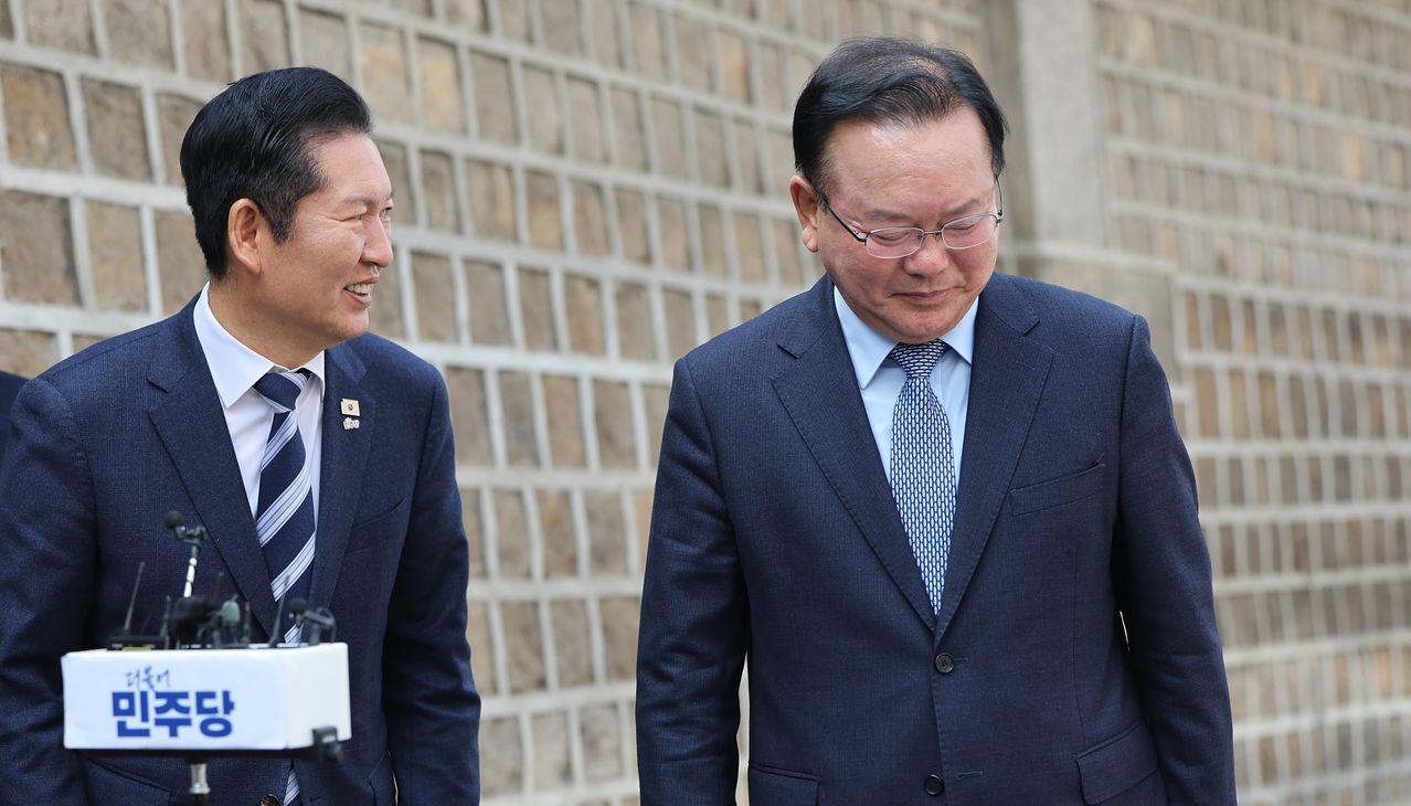 더불어민주당 정청래 대표와 김부겸 전 국무총리가 26일 서울 중구 달개비에서 회동을 마친 뒤 이동하는 모습. 김 전 총리는 인터뷰에서 정청래 대표가 어떤 대구 지원책을 약속했냐는 질문에 "지금 다 말할 수는 없다"고 했다. " 지역주의보다 더 높은, 지역소멸이라는 절망의 벽을 넘겠다"는 포부다. 연합뉴스