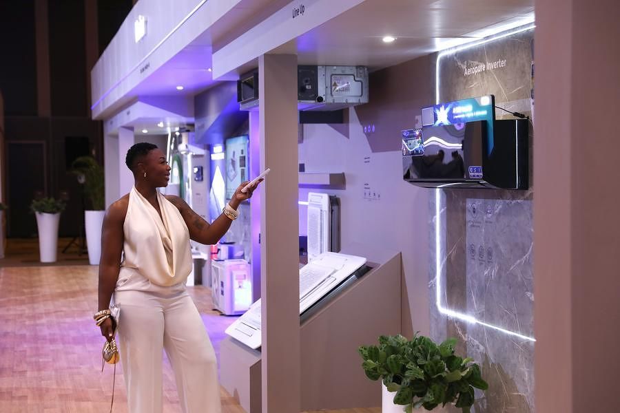 2월 2일 남아프리카공화국 요하네스버그에서 열린 하이얼(海爾)그룹 자회사 하이얼 스마트홈 제품 발표 행사에서 한 관람객이 제품을 체험하고 있다. 신화통신