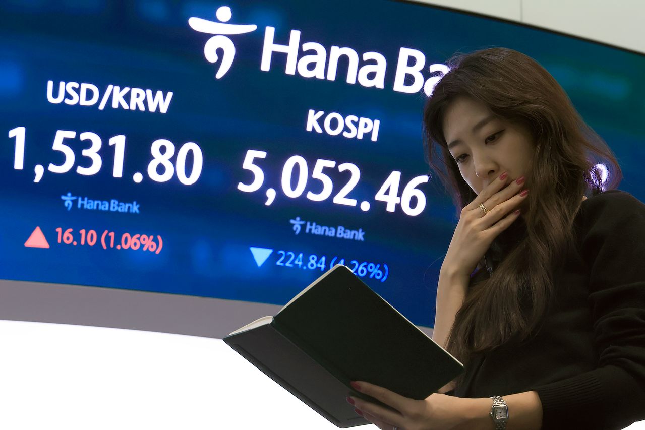 31일 오후 서울 중구 하나은행 딜링룸 전광판에 코스피 등 종가가 표시되고 있다.   이날 코스피는 전 거래일 대비 224.84포인트(4.26%) 내린 5052.46로 마감했다. 뉴스1