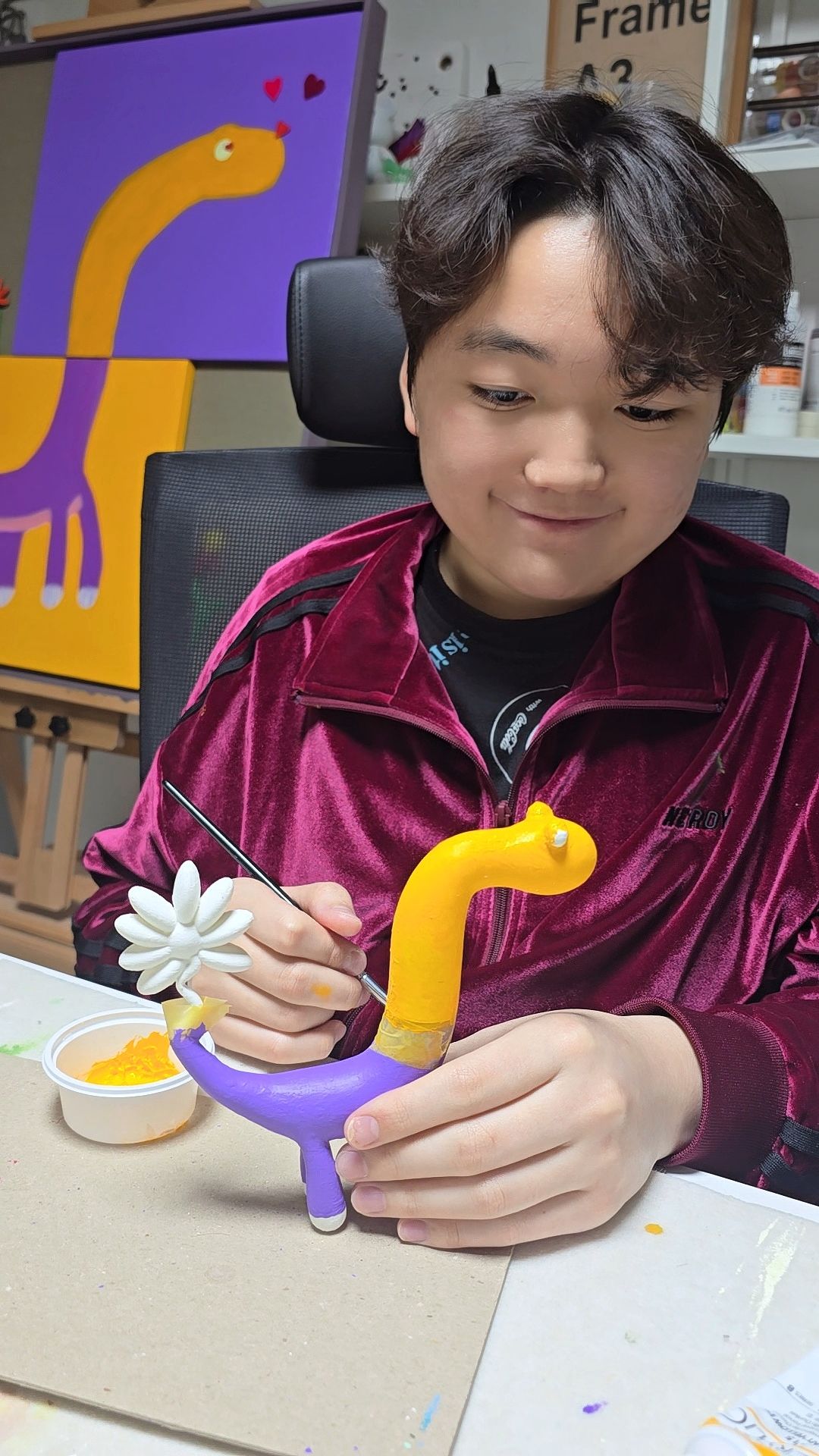 안군이 작품을 만들고 있다. 지금 만들고 있는 공룡이 안군이 가장 좋아하는 공룡이라고 한다. 사진 가족