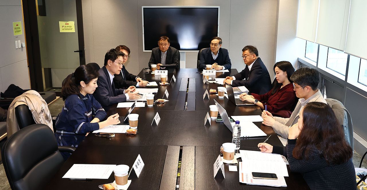 지난 24일 서울 상암동 중앙일보에서 제72회 독자위원회가 열렸다. 왼쪽부터 유재연 한양대 사회혁신융합전공 겸임교수, 이재국 성균관대 미디어커뮤니케이션학과 교수, 김용하 순천향대 IT 금융경영학과 교수, 최현철 중앙일보 편집국장대리, 오세정 위원장(전 서울대 총장), 지철호 법무법인 세종 고문, 홍지혜 마이아트컴퍼니 대표, 김주형 서울대 정치외교학부 교수, 전경주 한국국방연구원 한반도안보연구실장. 김종호 기자