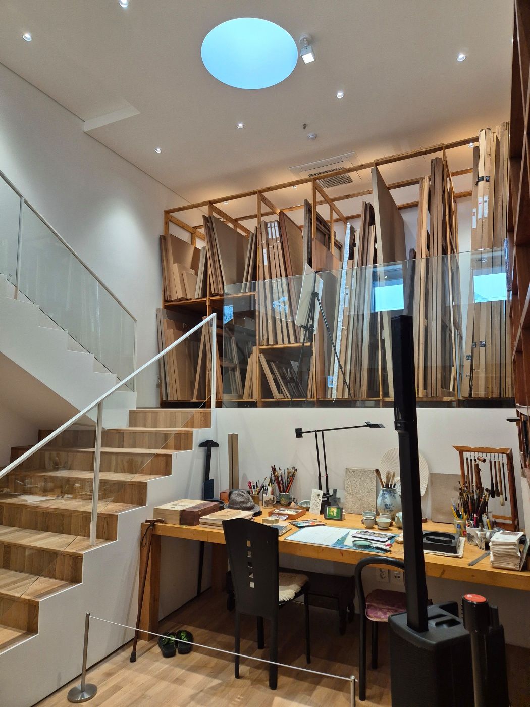  서재 책상을 비추는 천창, 한은화 기자