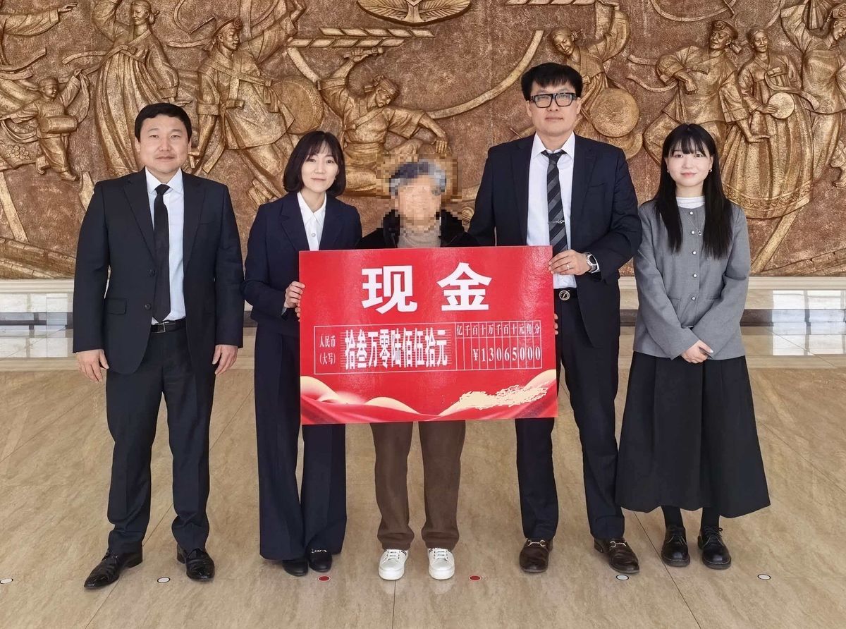 지난 17일 중국을 찾은 피해자와 경찰들이 보이스피싱 피해금을 환수하는 모습. [사진 강원경찰청]