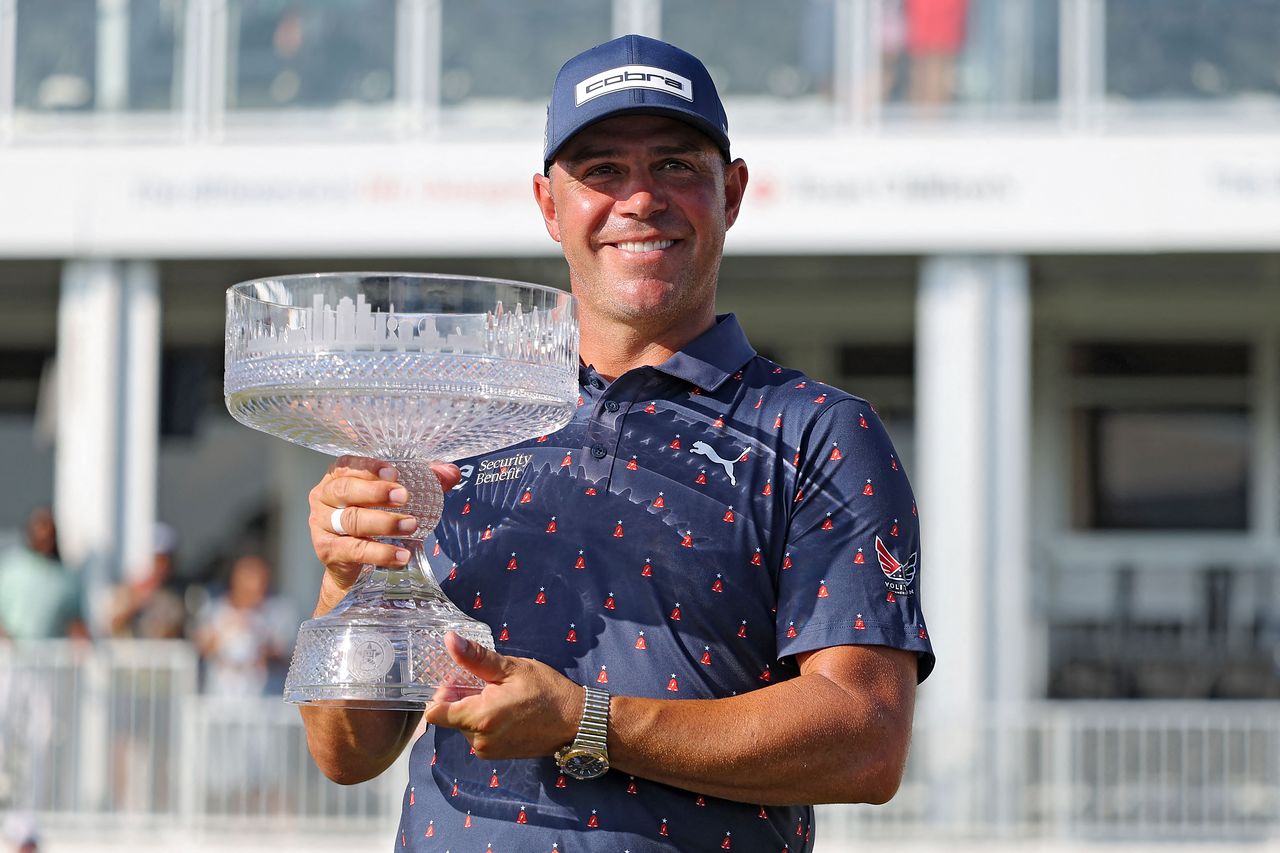 PGA 투어 텍사스 칠드런스 휴스턴 오픈 우승 트로피를 들어올린 개리 우들런드. [AFP=연합뉴스]