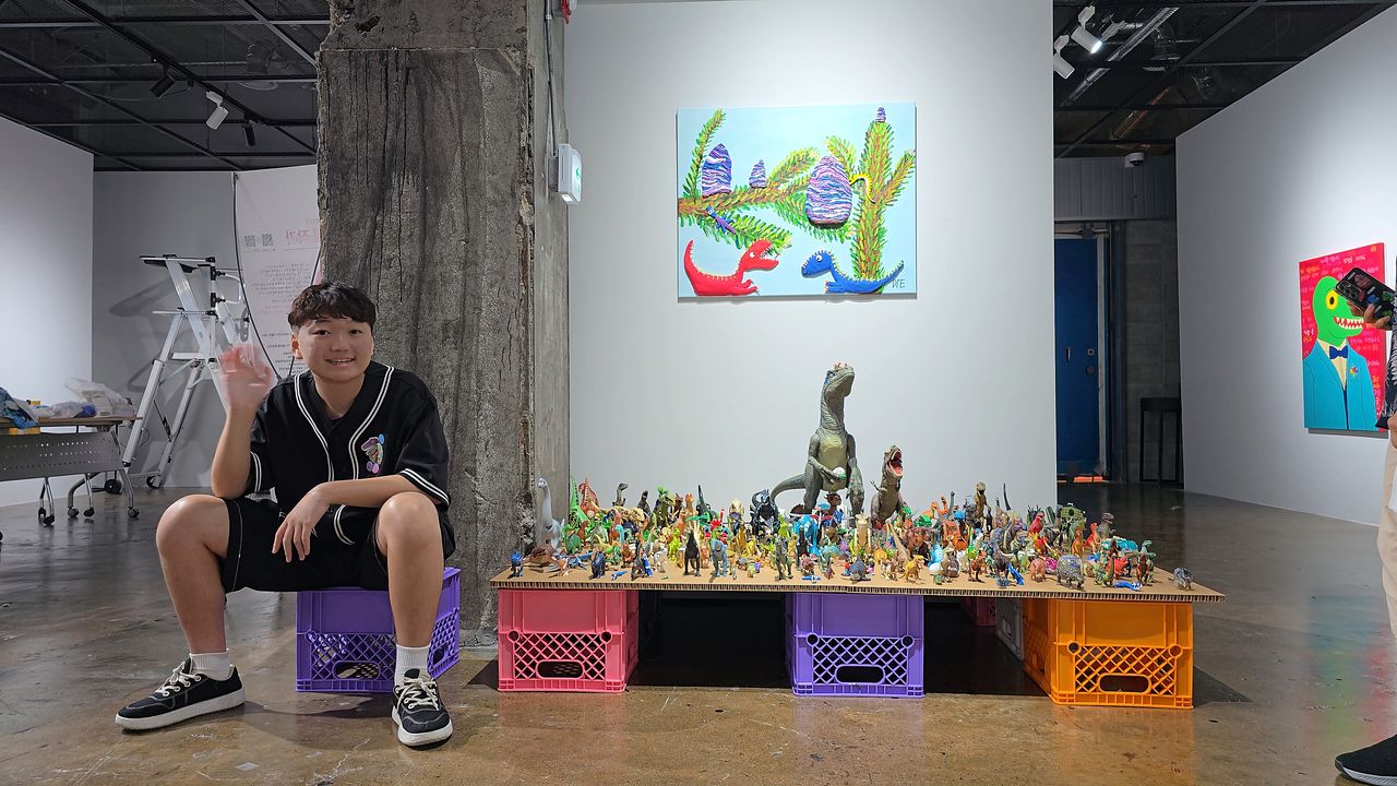 안군의 공룡 그림과 공룡 클레이 작품. 안군은 공룡박사가 되고 싶다고 한다. 사진 가족