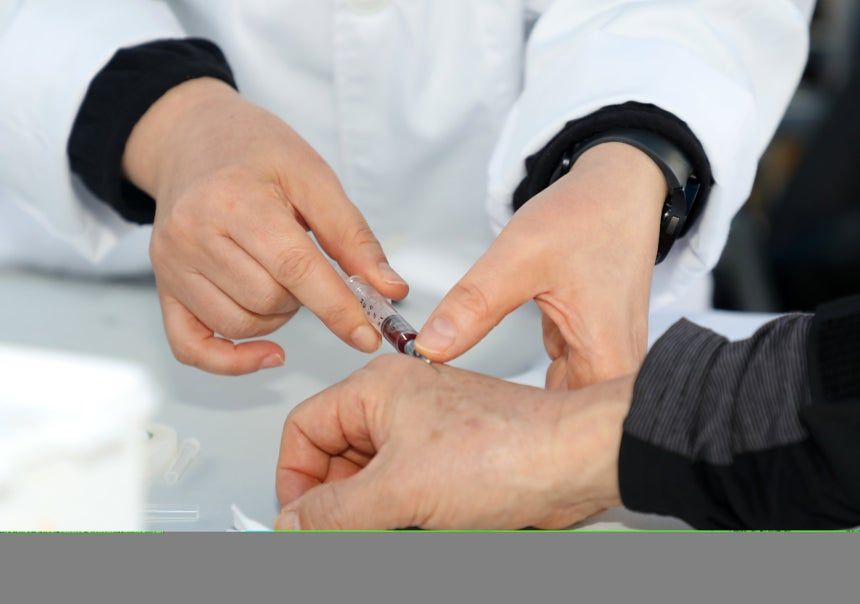 채혈하는 모습. 뉴스1