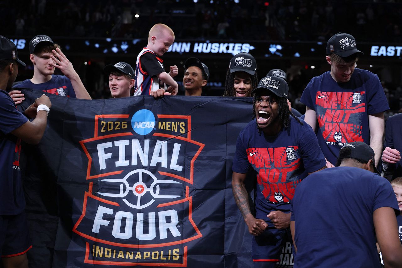 지난 30일(한국시간) 미국 워싱턴DC 캐피털원 아레나에서 열린 2026 NCAA 남자농구 토너먼트 8강전에서 유콘이 듀크대를 73-72로 꺾고 4강에 진출한 뒤 선수들이 환호하고 있다. AFP=연합뉴스