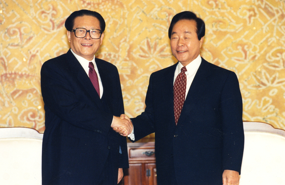 김영삼 대통령이 95년 11월 14일 방한 중인 장쩌민 중국 주석과 청와대 정상회담에 앞서 악수를 하고 있다. 중앙포토