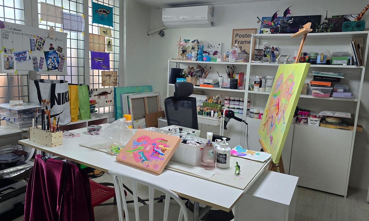 안군의 화실. 아들을 위해 가족이 안방을 내어줬다. 사진 가족