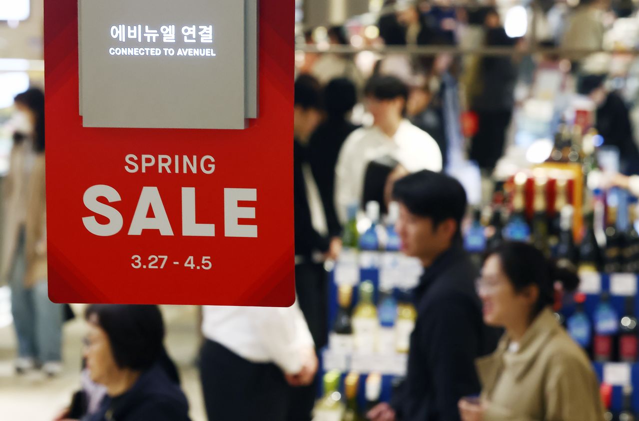 롯데·신세계·현대 등 국내 백화점 3사가 봄 정기 세일을 시작한 27일 오후 서울 중구 롯데백화점 본점에 스프링 세일 안내문이 붙어 있다. 뉴스1