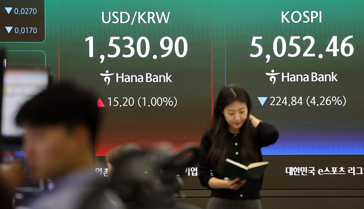 31일 오후 서울 중구 하나은행 본점 딜링룸에 원달러 환율과 코스피 종가가 표시돼있다. 강정현 기자 