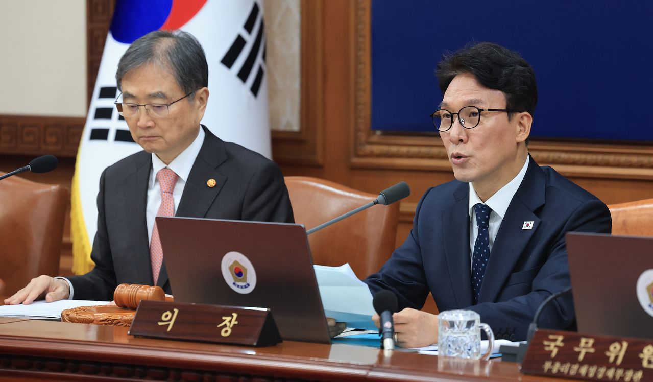 김민석 국무총리(오른쪽)가 30일 서울 종로구 정부서울청사에서 열린 임시 국무회의에서 모두발언을 하고 있다. 뉴스1