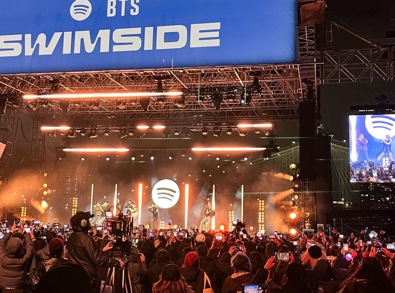 23일(현지시간) 미국 뉴욕 맨해튼 피어17에서 '스포티파이 X BTS : 스윔사이드' 행사 중인 방탄소년단. [사진 연합뉴스]