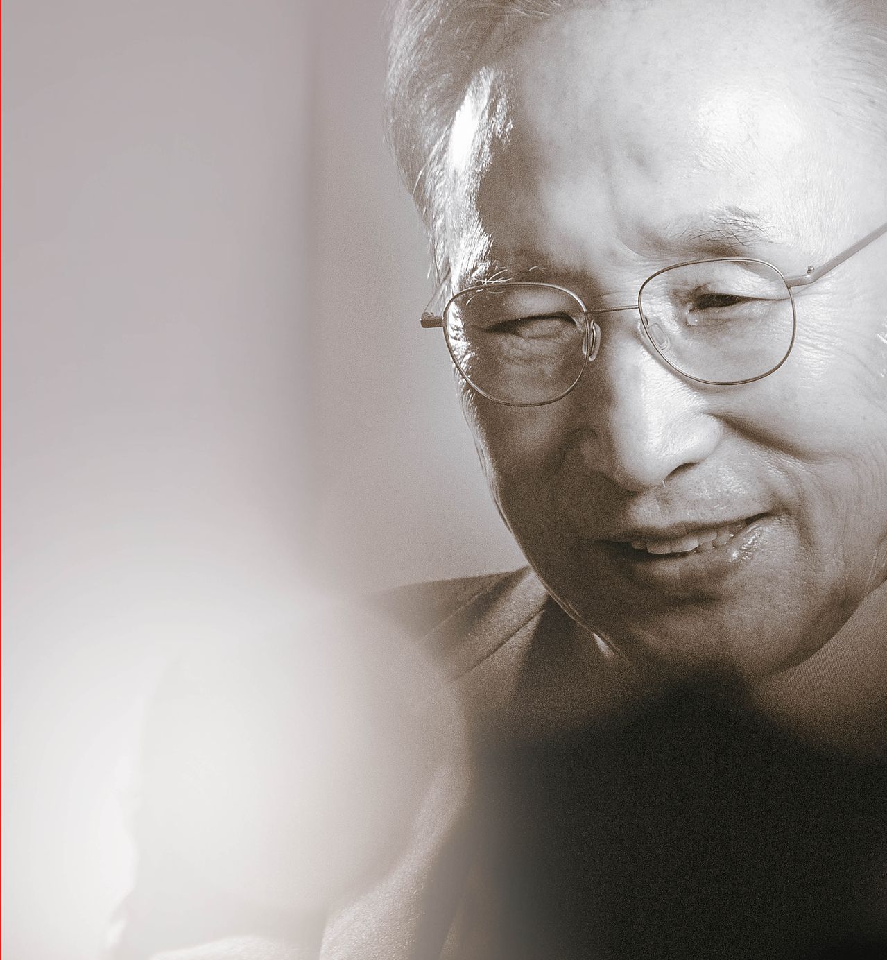  중앙일보와 인터뷰 중인 이명박 전 대통령의 얼굴에서 절묘하게도 미소와 눈물 방울이 동시에 포착됐다. 대한민국의 현실에 대한 심경이 그대로 배어난 듯 했다. 권혁재 사진전문기자 