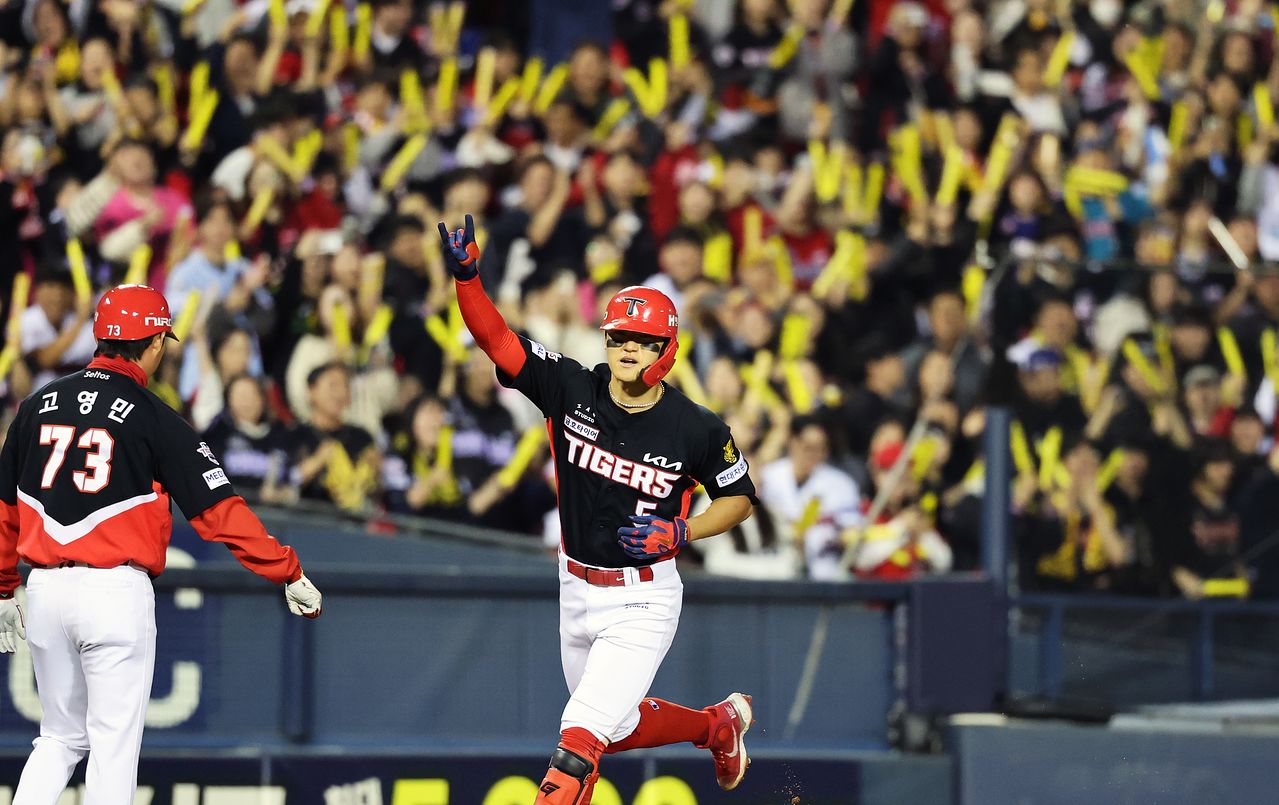 시즌 첫 홈런을 치고 더그아웃으로 향하는 김도영. 뉴스1