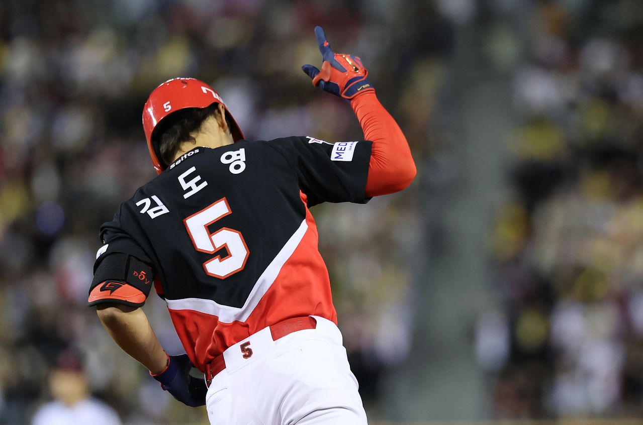 시즌 첫 홈런을 치고 더그아웃으로 향하는 김도영. 뉴스1