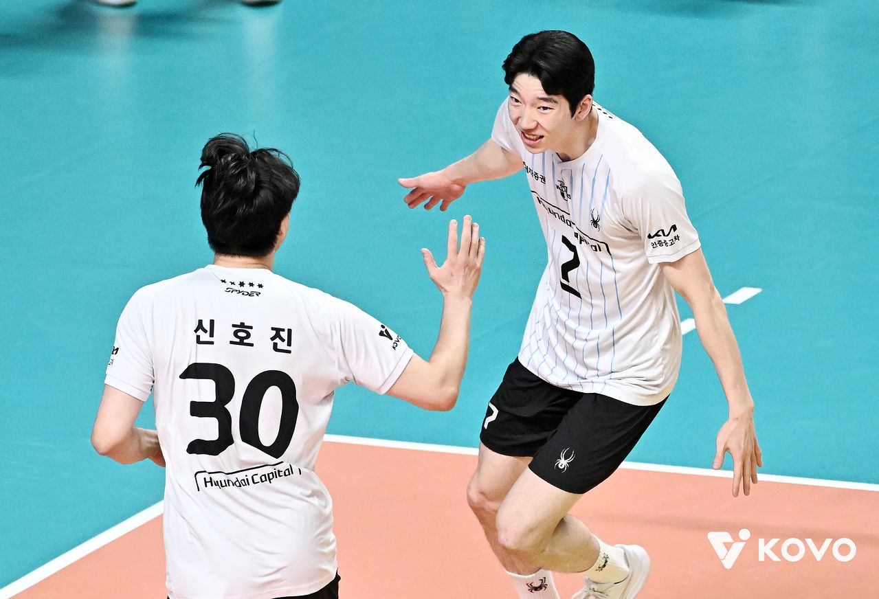 지난달 29일 서울 장충체육관에서 열린 프로배구 V리그 플레이오프 2차전 현대캐피탈-우리카드 경기에서 득점 후 환호하는 현대캐피탈 허수봉(오른쪽). 사진 KOVO