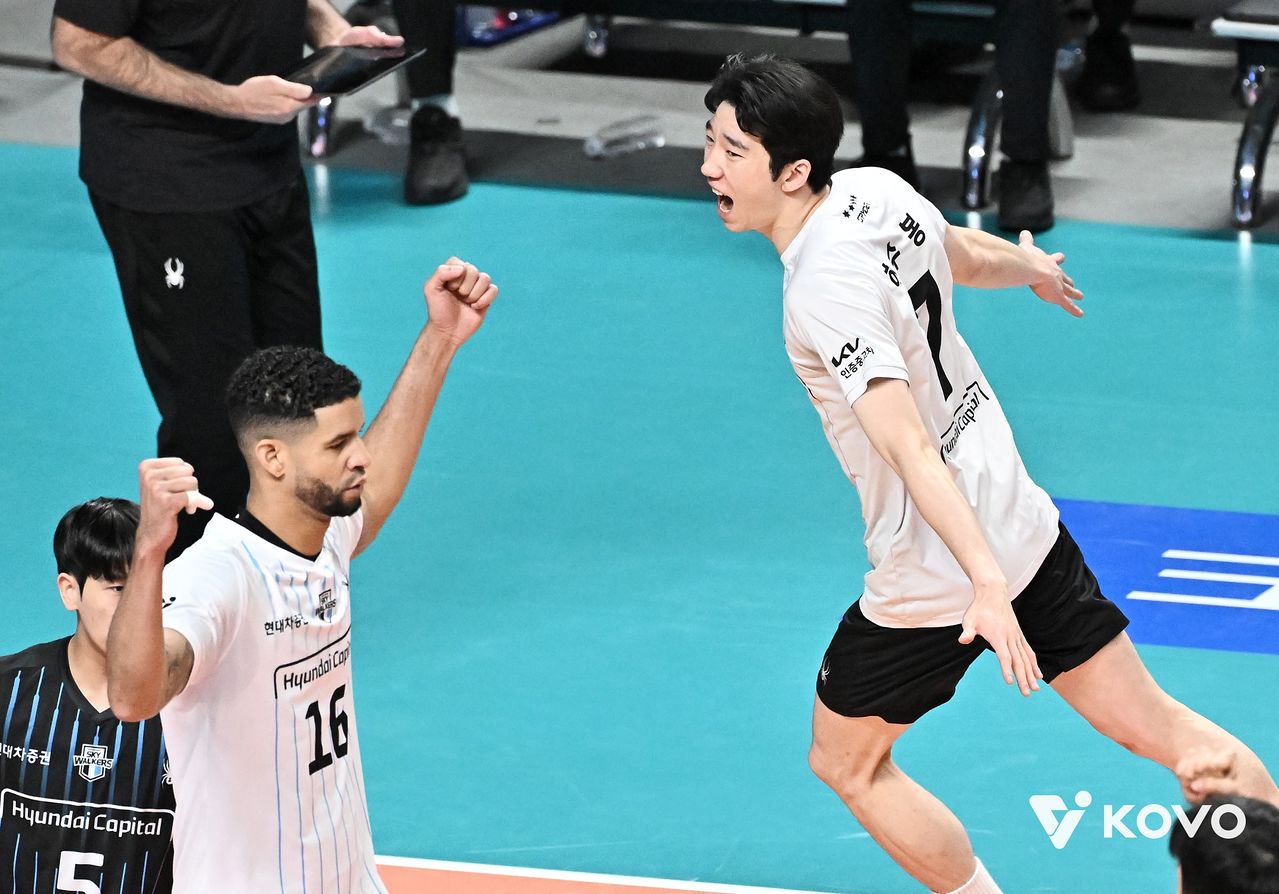 우리카드와 플레이오프 2차전에서 서브 득점 후 기뻐하는 현대캐피탈 허수봉(오른쪽). 이 여세를 몰아 현대캐피탈은 세트스코어 3-2로 역전승하고 V리그 챔피언결정전에 진출했다. [연합뉴스]
