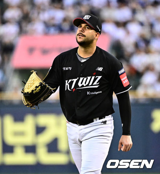 [OSEN=잠실, 지형준 기자] 6일 오후 서울 잠실구장에서 ‘2025 신한 SOL Bank KBO리그’ 두산 베어스와 KT 위즈의 경기가 열렸다.두산은 최승용, KT는 엔마누엘 데 헤이수스를 선발로 내세웠다.두산은 이날 2024시즌을 끝으로 은퇴를 선언한 김재호의 은퇴식을 개최한다. 은퇴식 테마는 ‘베어스 올타임 No.1 유격수 김재호’이다. 김재호는 은퇴선수 특별 엔트리를 통해 1군 엔트리에도 이름을 올렸다.5회말 수비를 마치고 1실점을 허용한 KT 헤이수스가 아쉬워하고 있다. 2025.07.05 /jpnews@osen.co.kr