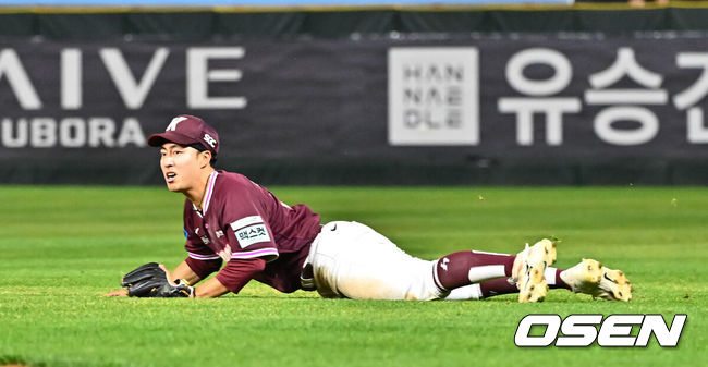 [OSEN=인천, 박준형 기자]  31일 오후 인천 SSG랜더스필드에서 2026 신한 SOL KBO리그SSG 랜더스와 키움 히어로즈의 경기가 진행됐다.이날 SSG는 베니지아노를, 키움은 와일스를 선발투수로 내세웠다. 6회말 2사 2루 SSG 한유섬의 내야땅볼때 최재영 2루수가 포구 실책한뒤 1루 송구하고 있다.      2026.03.31 / soul1014@osen.co.kr