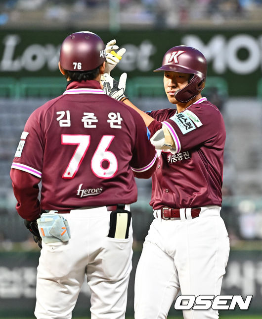 [OSEN=인천, 박준형 기자]  31일 오후 인천 SSG랜더스필드에서 2026 신한 SOL KBO리그SSG 랜더스와 키움 히어로즈의 경기가 진행됐다.이날 SSG는 베니지아노를, 키움은 와일스를 선발투수로 내세웠다. 3회초 키움 선두타자 최재영이 안타를 날리고 김준완 코치와 하이파이브를 하고 있다.   2026.03.31 / soul1014@osen.co.kr