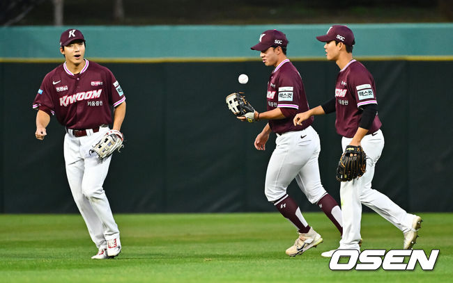 [OSEN=인천, 박준형 기자]  31일 오후 인천 SSG랜더스필드에서 2026 신한 SOL KBO리그SSG 랜더스와 키움 히어로즈의 경기가 진행됐다.이날 SSG는 베니지아노를, 키움은 와일스를 선발투수로 내세웠다. 2회말 2사 1루 SSG 최지훈의 외야뜬공을 키움 최재영 1루수가 잡아낸뒤 미소 짓고 있다   2026.03.31 / soul1014@osen.co.kr