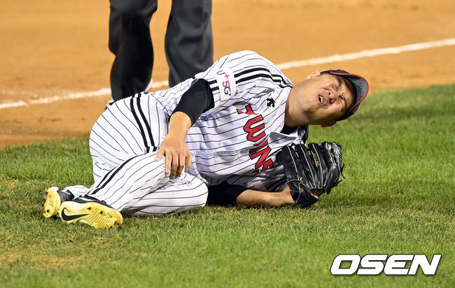 [OSEN=잠실 조은정 기자]14일 오후 서울 잠실야구장에서 ’2021 신한은행 SOL KBO 리그' LG 트윈스와 롯데 자이언츠의 경기가 열렸다. 9회초 마운드에 오른 LG 송은범이 롯데 선두타자 김재유의 땅볼 타구를 잡아 태그아웃 처리하던 중 부상을 입고 괴로워하고 있다. 2021.08.14 /cej@osen.co.kr