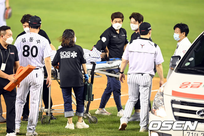[OSEN=잠실 조은정 기자]14일 오후 서울 잠실야구장에서 ’2021 신한은행 SOL KBO 리그' LG 트윈스와 롯데 자이언츠의 경기가 열렸다. 9회초 마운드에 오른 LG 송은범이 롯데 선두타자 김재유를 태그아웃 처리하던 중 부상을 입으며 들것에 실려 구급차로 향하고 있다. 2021.08.14 /cej@osen.co.kr