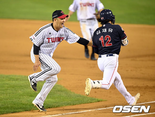 [OSEN=잠실 조은정 기자]14일 오후 서울 잠실야구장에서 ’2021 신한은행 SOL KBO 리그' LG 트윈스와 롯데 자이언츠의 경기가 열렸다.9회초 마운드에 오른 LG 송은범이 롯데 선두타자 김재유를 태그아웃 처리하던 중 부상을 입으며 괴로워하고 있다. 2021.08.14 /cej@osen.co.kr