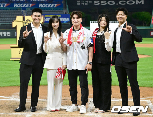 [OSEN=인천, 김성락 기자] 프로야구 롯데 자이언츠가 아슬아슬한 투수전을 잡아내고 3연승을 내달렸다.롯데는 14일 인천 SSG랜더스필드에서 열린 ‘2025 신한은행 SOL Bank KBO리그’ SSG 랜더스와의 경기에서 4-2로 승리했다.경기 종료 후 추신수의 은퇴식 행사가 진행됐다. SSG 추신수가 가족과 함께 기념촬영을 하고 있다. 2025.06.14 / ksl0919@osen.co.kr