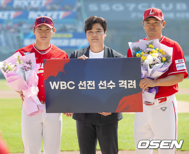 [OSEN=인천, 민경훈 기자] 28일 인천 SSG랜더스필드에서 ‘2026 신한 SOL KBO리그’ SSG 랜더스와 KIA 타이거즈의 개막전이 열렸다.이날 경기에서 SSG은 화이트를, KIA는 네일을 선발로 내세웠다.경기에 앞서 WBC에서 활약했던 SSG 노경은과 조병현이 추신수와 함께 포토타임을 갖고 있다. 2026.03.28/ rumi@osen.co.kr