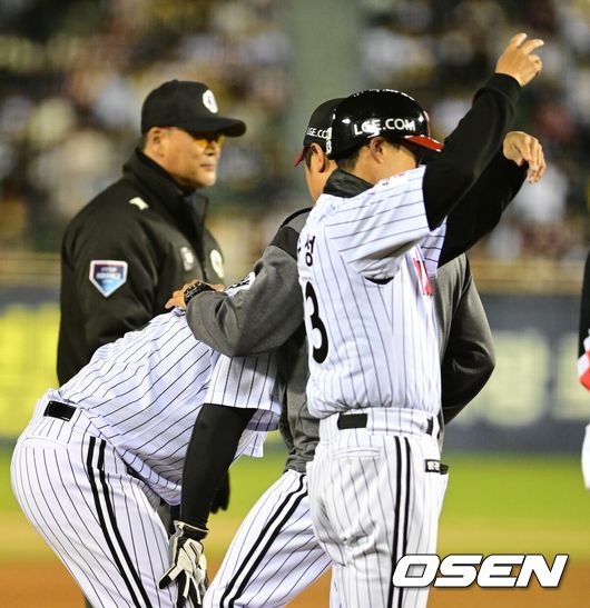 [OSEN=잠실, 지형준 기자] 31일 서울 잠실야구장에서 2026 신한 SOL KBO리그 LG 트윈스와 KIA 타이거즈즈의 경기가 열렸다. 이날 LG는 톨허스트, KIA는 아담 올러를 선발로 내세웠다.7회말 1사 1,3루에서 LG 3루주자 문보경이 몸에 이상을 느껴 교체되고 있다. 2026.03.31/ jpnews@osen.co.kr