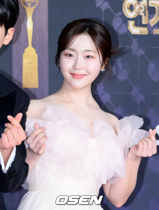 [OSEN=이대선 기자] 31일 오후 서울 마포구 SBS프리즘타워에서 ‘2025 SBS 연기대상’ 레드카펫 행사가 열렸다.‘2025 SBS 연기대상’은 장르를 초월한 연기 신들의 각축전이 예고된 가운데, 고현정, 한지민, 윤계상, 이제훈, 박형식이 대상 후보로 이름을 올렸다.배우 서혜원이 포토타임을 가지고 있다. 2025.12.31 /sunday@osen.co.kr