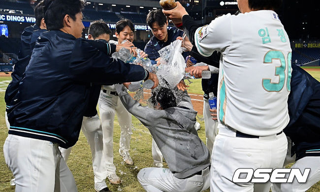 [OSEN=창원, 이석우 기자] 31일 창원NC파크에서 2026 신한 SOL KBO 리그 NC 다이노스와 롯데 자이언츠의 경기가 열렸다. 홈팀 NC는 토다가, 방문팀 롯데는 박세웅이 선발 출전했다. NC 다이노스 토다가 첫승을 올리고 동료들의 축하를 받고 있다. 2026.03.31 / foto0307@osen.co.kr