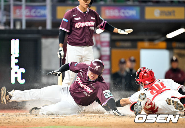 [OSEN=인천, 민경훈 기자] 1일 인천 SSG랜더스필드에서 ‘2026 신한 SOL KBO리그’ SSG 랜더스와 키움 히어로즈의 경기가 열렸다. 5회초 2사 주자 3루 키움 박찬혁 타석에서 타케다의 폭투를 틈타 3루 주자 안치홍이 홈으로 몸을 날려 세이프되고 있다. 2026.04.01/ rumi@osen.co.kr
