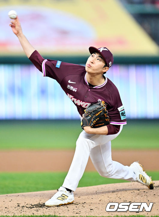 [OSEN=인천, 민경훈 기자] 1일 인천 SSG랜더스필드에서 ‘2026 신한 SOL KBO리그’ SSG 랜더스와 키움 히어로즈의 경기가 열렸다. 키움 선발 배동현이 마운드 위에서 힘차게 공을 뿌리고 있다. 2026.04.01/ rumi@osen.co.kr