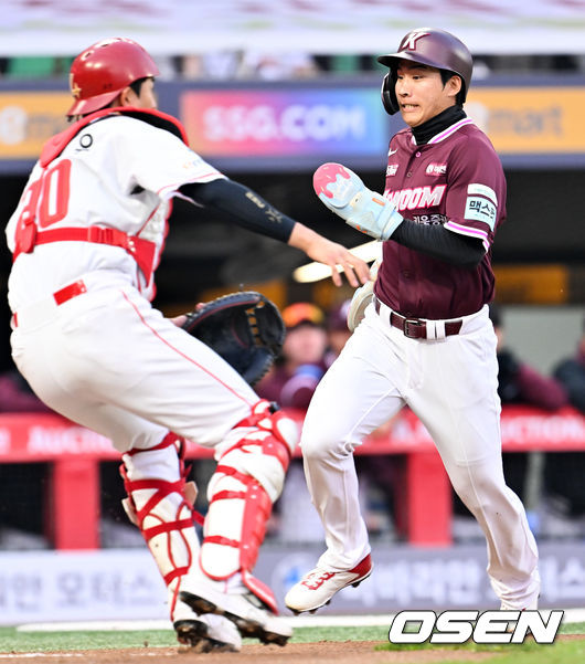 [OSEN=인천, 민경훈 기자] 1일 인천 SSG랜더스필드에서 ‘2026 신한 SOL KBO리그’ SSG 랜더스와 키움 히어로즈의 경기가 열렸다. 1회초 2사 주자 2루 키움 추재현의 좌익수 앞 1타점 적시타때 이주형이 홈에서 세이프 되고 있다. 2026.04.01/ rumi@osen.co.kr