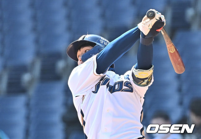 [OSEN=창원, 이석우 기자] 19일 창원NC파크에서 2026 신한 SOL KBO 리그 시범경기 NC 다이노스와 삼성 라이온즈의 경기가 열렸다. 홈팀 NC는 토다가, 방문팀 삼성은 이승현이 선발 출전했다. NC 다이노스 신재인이 5회말 2사 중견수 앞 안타를 치고  있다. 2026.03.19 / foto0307@osen.co.kr