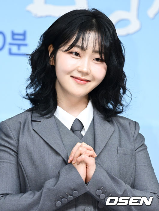 [OSEN=조은정 기자]SBS 드라마‘사계의 봄’ 제작발표회가 28일 서울시 양천구 SBS 방송센터에서 열렸다.‘사계의 봄’은 ‘검은태양’ ‘연인’으로 감각적인 연출력을 뽐낸 김성용 감독이 메가폰을 잡고, ‘밴드 명가’ FNC가 제작을, ‘드라마 왕국’ SBS가 편성을 맡아 2009년 센세이션을 일으킨 ‘미남이시네요’의 계보를 잇는 신감각 청춘 음악 로맨스 드라마다. 주연으로 나서는 하유준, 박지후, 이승협은 신선한 매력과 색다른 케미로 시청자들의 뇌리에 강하게 자리매김할 인생 연기를 펼친다.배우 서혜원이 포즈를 취하고 있다. 2025.04.28 /cej@osen.co.kr
