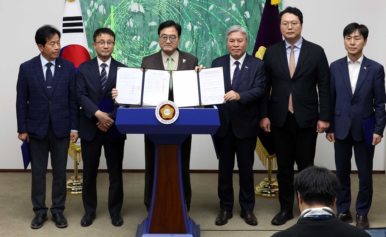 우원식 국회의장이 개헌 관련 공동선언문을 공개하고 있다. 왼쪽 둘째부터 한병도 민주당 원내대표, 우 의장, 서왕진 조국혁신당 원내대표. [뉴시스]