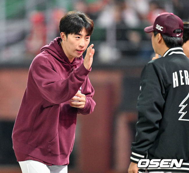 [OSEN=인천, 민경훈 기자] 1일 인천 SSG랜더스필드에서 ‘2026 신한 SOL KBO리그’ SSG 랜더스와 키움 히어로즈의 경기가 열렸다. 경기를 마치고 배동현이 키움 설종진 감독과 하이파이브를 하고 있다. 2026.04.01/ rumi@osen.co.kr
