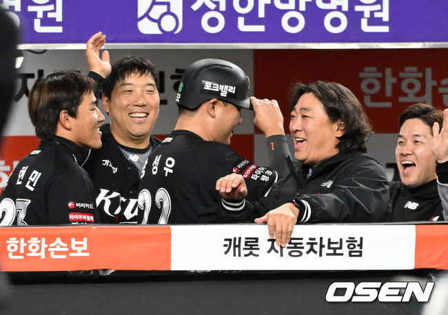 [OSEN=대전, 이대선 기자] 31일 대전 한화생명볼파크에서 2026 신한 SOL KBO리그 한화 이글스와 KT 위즈의 경기가 열렸다.이날 한화는 오웬 화이트, KT는 케일럽 보쉴리를 선발로 내세웠다.5회초 1사 2루에서 KT 김상수의 좌중간 적시 2루타 때 홈을 밟은 KT 2루주자 장성우가 더그아웃에서 환호하고 있다. 2026.03.31 /sunday@osen.co.kr
