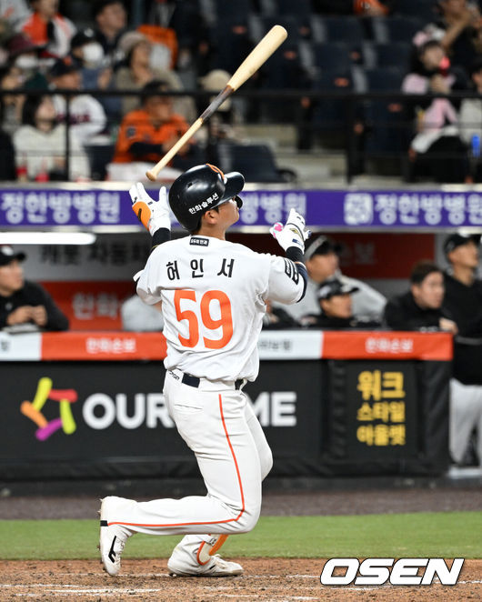 [OSEN=대전, 이대선 기자] 31일 대전 한화생명볼파크에서 2026 신한 SOL KBO리그 한화 이글스와 KT 위즈의 경기가 열렸다.이날 한화는 오웬 화이트, KT는 케일럽 보쉴리를 선발로 내세웠다.8회말 2사 1루에서 한화 허인서가 좌월 투런 홈런을 치고 있다. 2026.03.31 /sunday@osen.co.kr