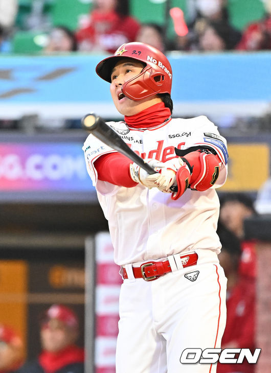 [OSEN=인천, 박준형 기자] 2일 오후 인천 SSG랜더스필드에서 2026 신한 SOL KBO리그SSG 랜더스와 키움 히어로즈의 경기가 진행됐다.이날 SSG는 최민준을, 키움은 정현우를 선발투수로 내세웠다. 1회말 1사 1루 SSG 최정이 선취 2점 홈런을 날리고 있다.    2026.04.02 / soul1014@osen.co.kr