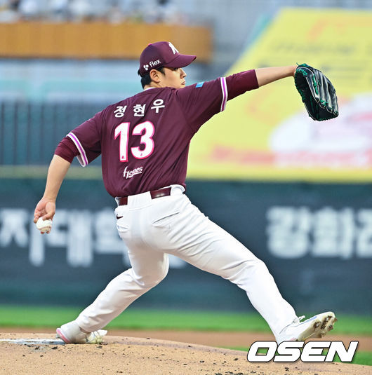 [OSEN=인천, 박준형 기자] 2일 오후 인천 SSG랜더스필드에서 2026 신한 SOL KBO리그SSG 랜더스와 키움 히어로즈의 경기가 진행됐다.이날 SSG는 최민준을, 키움은 정현우를 선발투수로 내세웠다. 1회말 키움 선발투수 정현우가 역투하고 있다.    2026.04.02 / soul1014@osen.co.kr